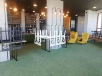 Tepovanie koberca v kaviarni